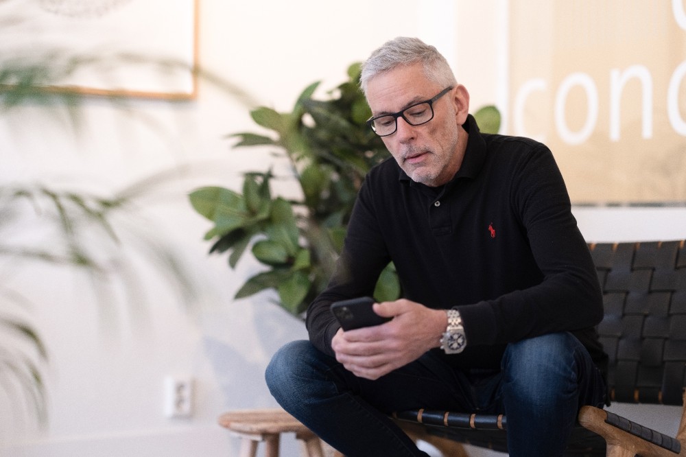 Strateeg op de telefoon in het kantoor van Concreet